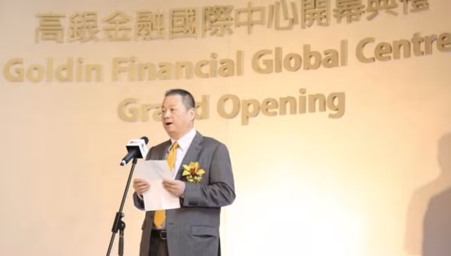 Có thời điểm tài sản của ông Pan SuTong (sống ở Hong Kong, Trung Quốc) lên đến 27 tỷ USD. Tuy nhiên, sau khi cổ phiếu của công ty lao dốc khiến tài sản "bốc hơi", ông đã không còn trong top 500 người giàu nhất thế giới.