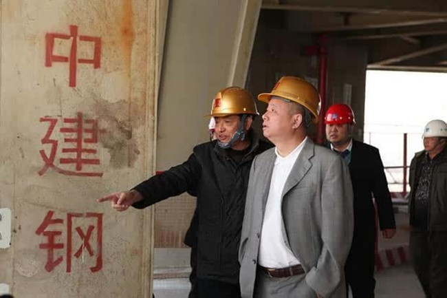 Ông trở thành người bảo lãnh khoản vay 927 triệu USD nhưng không được 4 ngân hàng cho vay. Dự án Kai Tak bị hoãn lại. Cuối năm 2019, công ty Goldin Financial từng chịu bán lỗ khu đất ở sân bay Kai Tak.