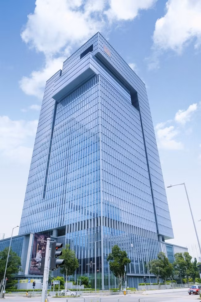 Ban đầu, ông Pan kinh doanh, sản xuất đồ điện tử sau khi chuyển từ California, Mỹ về Hong Kong. Năm 2008, ông chuyển sang đầu tư bất động sản và đã thu được nhiều tiền, "phất" lên từ đó.