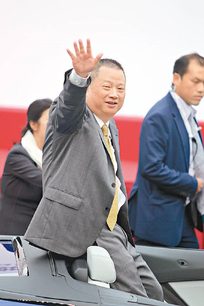 Năm 2018, ông muốn toàn quyền sở hữu một bất động sản và phần nhiều cổ phần của một bất động sản khác ở khu Cửu Long, Hong Kong. Ông bán cổ phần trong 2 bất động sản còn lại cho Goldin Financial trong đó có 40% cổ phần ở Goldin Financial Global Centre và một mảnh đất đắt đỏ gần sân bay Kai Tak cũ.