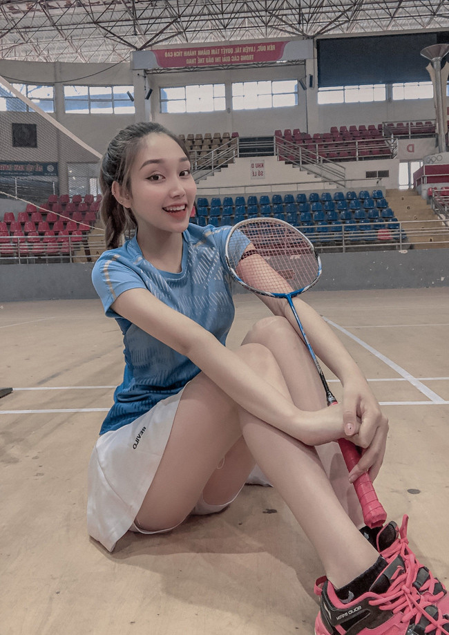 Được biết, cô nàng rất chăm tập thể thao, đặc biệt là cầu lông cũng như nhiều bộ môn phối hợp khác.