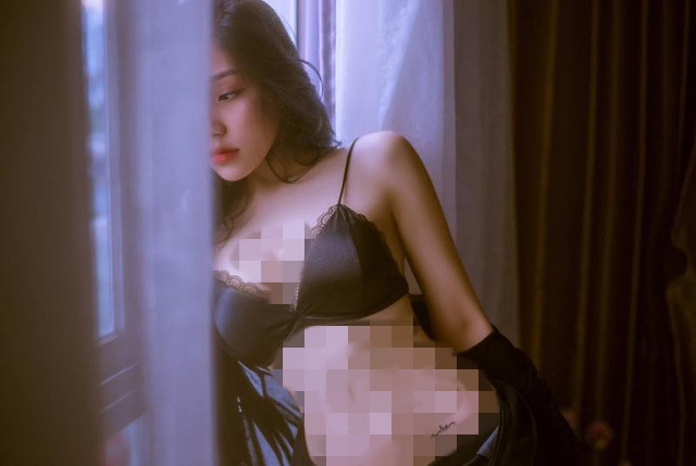 Nhờ lợi thế ngoại hình, cô nàng sinh viên trường báo 20 tuổi này còn theo đuổi song song cả công việc người mẫu ảnh tự do. Với body gợi cảm, Thanh Huyền rất tự tin khoe dáng trong mọi trang phục kể cả nội y sexy.