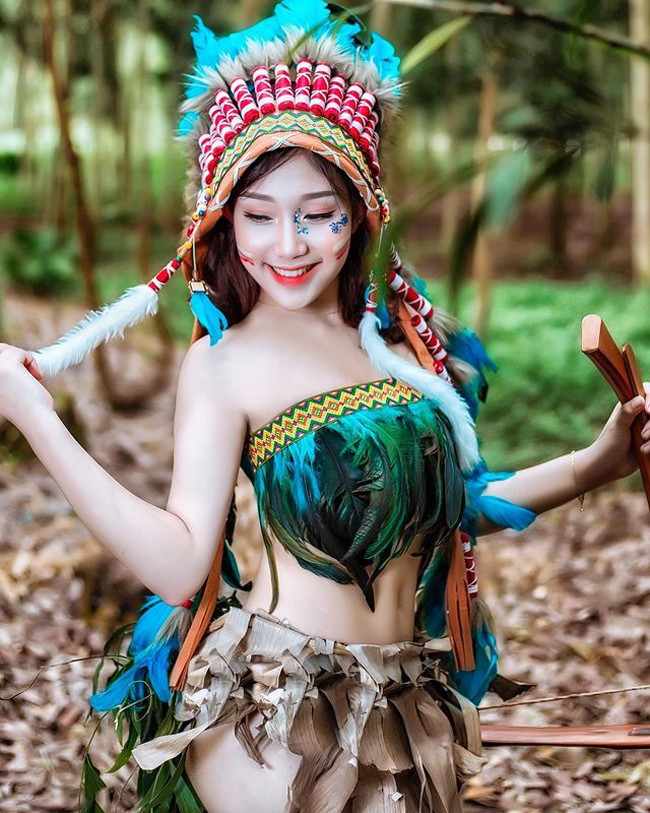 Trên trang cá nhân, cô nàng thoải mái chia sẻ những bức ảnh trong trang phục gợi cảm khoe thân hình quyến rũ.