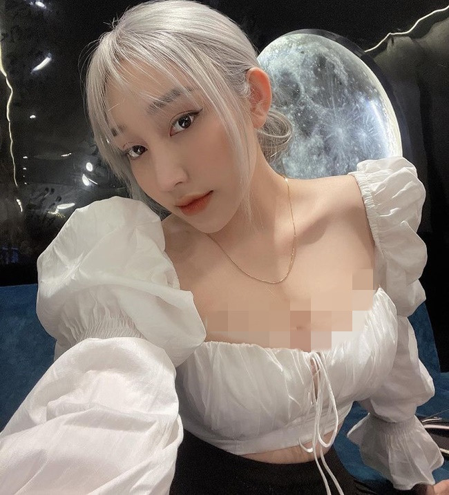 Ngoài đời, nàng hot girl trường báo gây ấn tưởng bởi cô sở hữu thân hình gợi cảm và cách ăn mặc sexy.