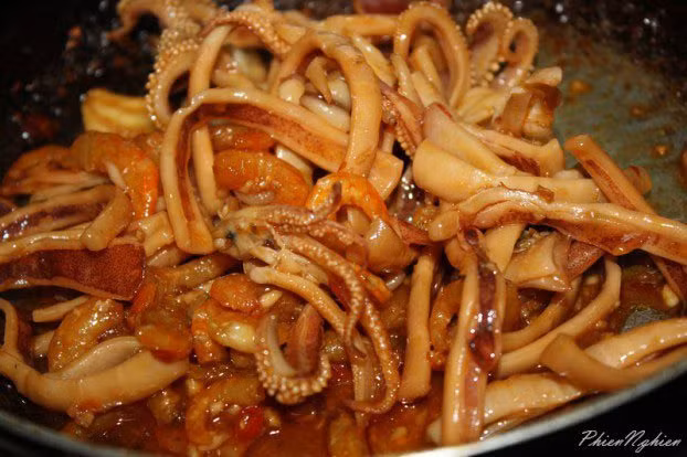 6. Mực sốt: Trong bất kỳ nhà hàng nào ở Phú Quốc, món ăn này được liệt kê trong menu chính và du khách có thể dễ dàng thưởng thức nó. Mực tươi được ướp với các loại gia vị phù hợp sau đó chiên giòn. Nước sốt được làm từ tỏi phi vàng, hành lá xắt nhỏ, ớt và hẹ. Mực chiên sẽ đun trong nước sốt tạo nên hương vị rất đặc trưng.