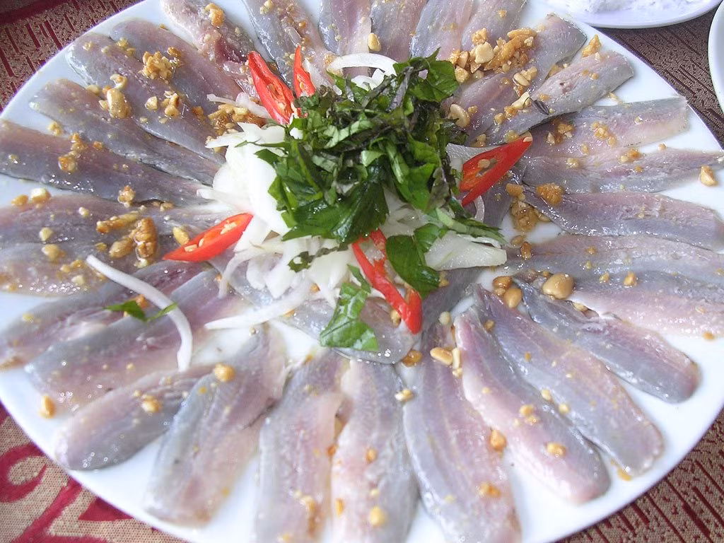 4. Gỏi cá trích là một đặc sản bình dị mà người dân trên đảo và du khách rất yêu thích. Những con cá trích tươi được bắt và làm sạch sống, sau đó cắt lát, nhúng vào nước cốt chanh. Những lát cá phi lê sẽ được cuộn với bánh tráng kết hợp với hành lá, hành tím thái lát, rau thơm, dừa nạo, ớt và đậu phộng băm nhỏ. Món ăn này ngon nhất khi được chấm với nước mắm Phú Quốc hảo hạng.