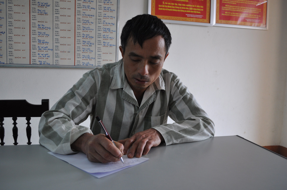 “Bo cau dua thu” cho cha - con Le Van Luyen o trong trai giam-Hinh-4