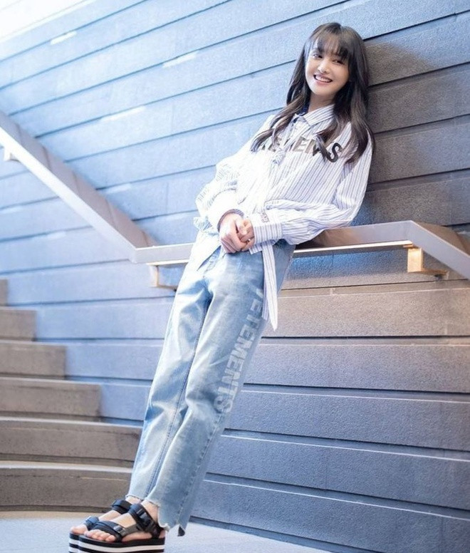 Áo kẻ phối cùng quần jeans mang đến cho Trịnh Sảng vẻ năng động và trẻ trung.