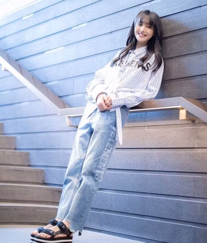 Áo kẻ phối cùng quần jeans mang đến cho Trịnh Sảng vẻ năng động và trẻ trung.