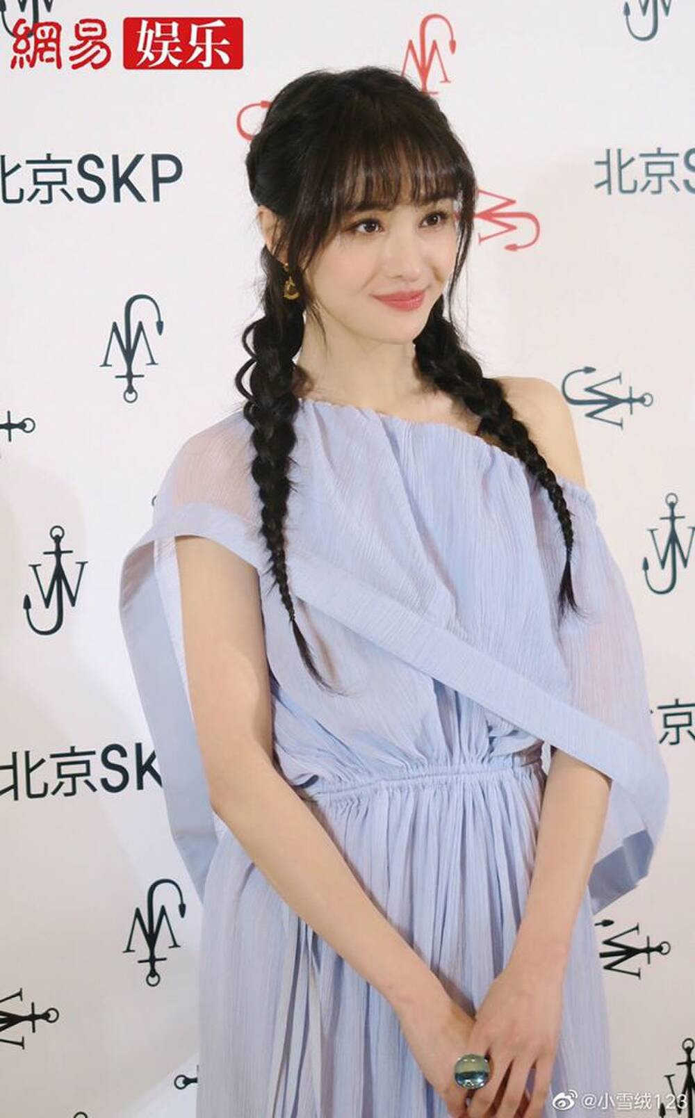 Mẫu đầm xanh nữ tính được nhận xét là giúp tôn lên nước da trắng mịn của Trịnh Sảng.