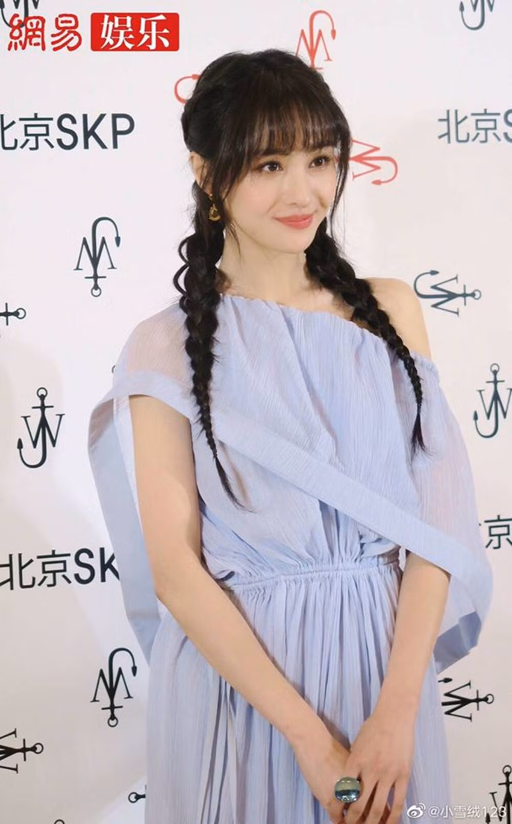 Mẫu đầm xanh nữ tính được nhận xét là giúp tôn lên nước da trắng mịn của Trịnh Sảng.