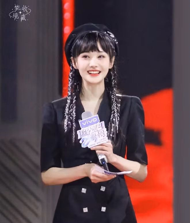 Nữ diễn viên 9X cũng thử nhiều phong cách độc đáo để khẳng định cá tính thời trang của riêng mình.