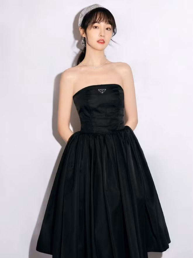 Nữ diễn viên Trung Quốc đã biết cách thu hút sự chú ý tại các sự kiện lớn nhỏ bằng những bộ cánh thời trang thời thượng, trẻ trung được giới truyền thông ca ngợi.