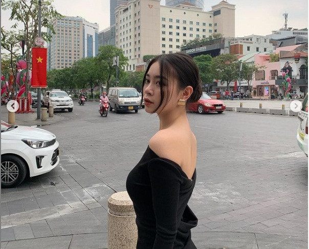 Diệu Linh khá chuộng các trang phục trễ nải nhằm khoe làn da nõn nà.