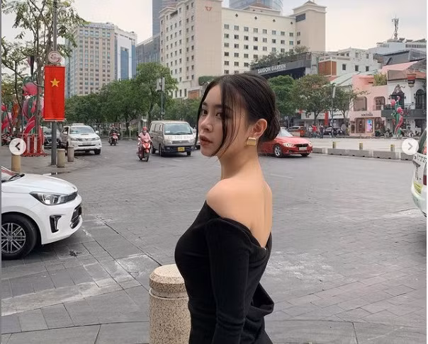 Diệu Linh khá chuộng các trang phục trễ nải nhằm khoe làn da nõn nà.