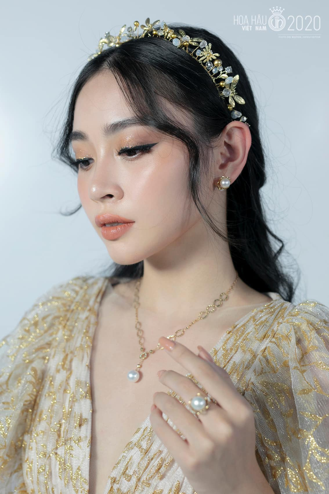 Dù chiều cao hạn chế, chỉ 1,68m nhưng Diệu Linh lại có số đo 3 vòng khá chuẩn: 82-62-90cm. Vòng eo con kiến của nàng tiểu thư được phô diễn ra những mẫu đồ bơi, chuẩn đẹp đồng hồ cát.