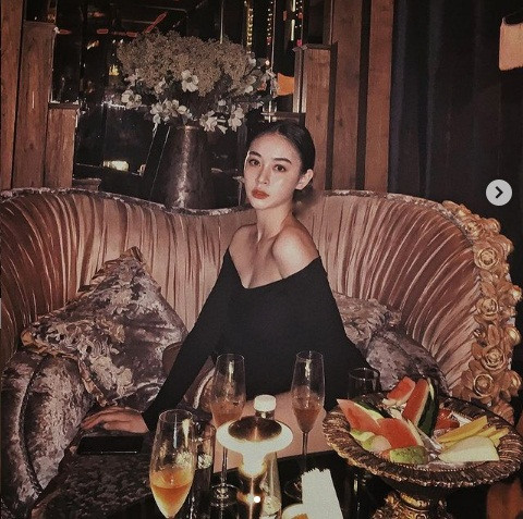 Diệu Linh rất chuộng váy áo trễ nải khoe bờ vai thon gọn.