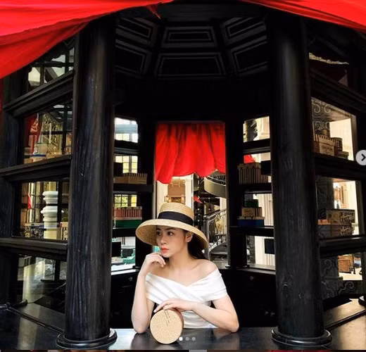 Trong các chuyến đi chơi, tiểu thư trường RMIT thường chuộng cách ăn mặc sành điệu và nữ tính.