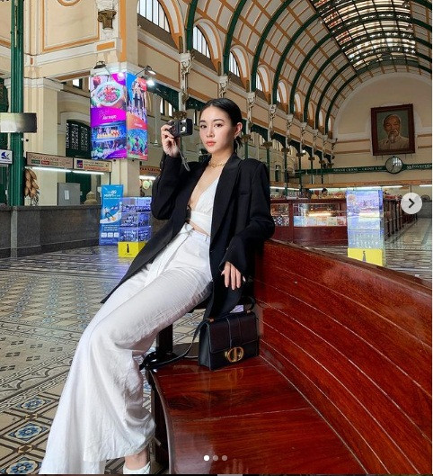 Nhờ có vóc dáng nuột nà, tiểu thư trường RMIT thường xuyên khoe gu ăn mặc cực sang chảnh, gợi cảm trên trang cá nhân.