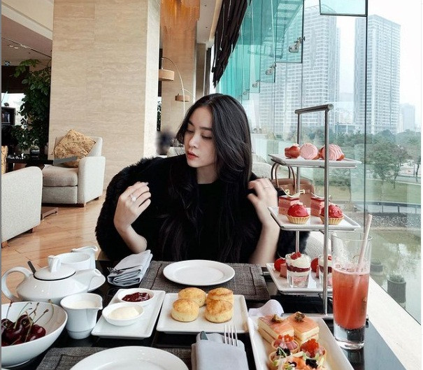 Diện đồ sang chảnh và check in ở những nơi sang chảnh là điều thường thấy trên trang cá nhân của Diệu Linh.