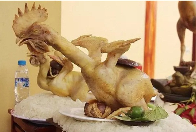 Trước đó, mạng xã hội cũng lan truyền không ít tư thế tạo dáng gà cúng “khó đỡ” khác.