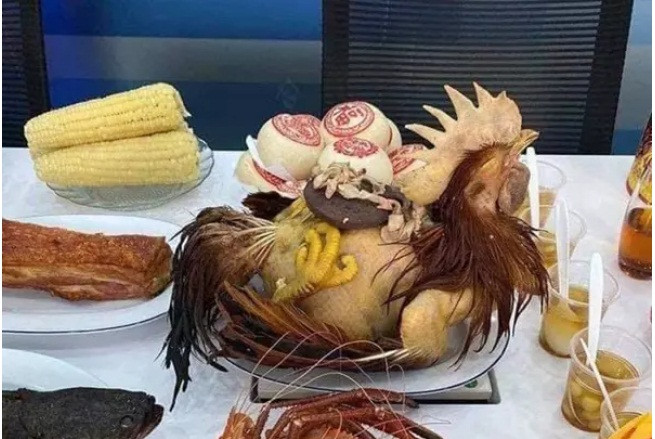 Chú gà cúng bá đạo để nguyên cả lông. Ảnh: IT.