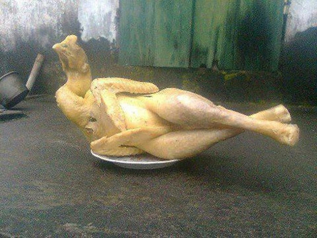 Tác phẩm gà cúng siêu gợi cảm của một người có lẽ rất ít khi vào bếp.