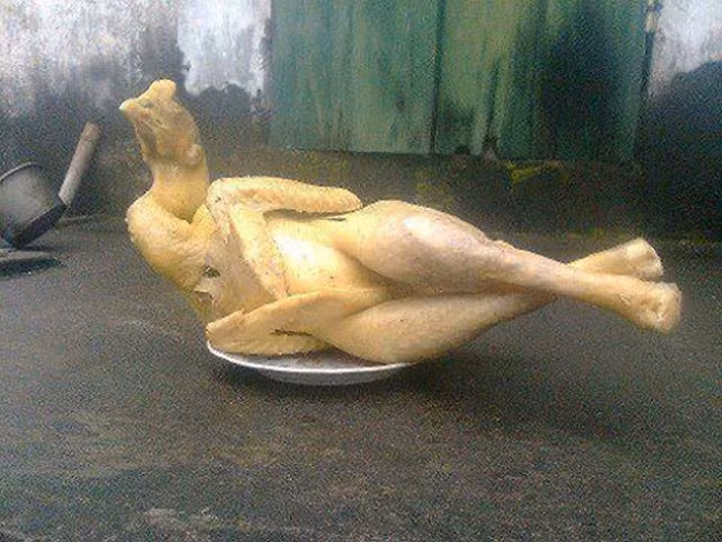 Tác phẩm gà cúng siêu gợi cảm của một người có lẽ rất ít khi vào bếp.