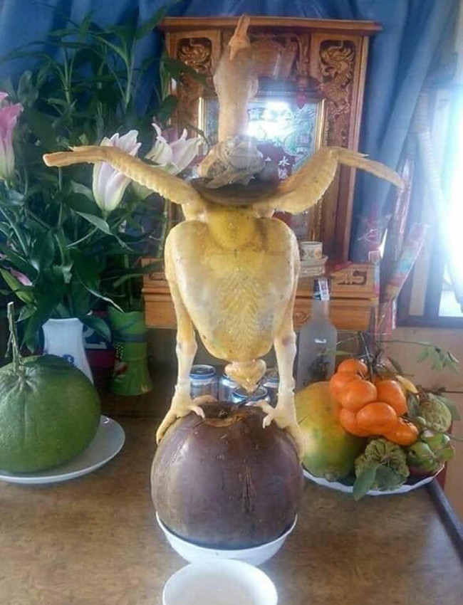 Tư thế gà cúng bá đạo khiến chị em "phì cười".