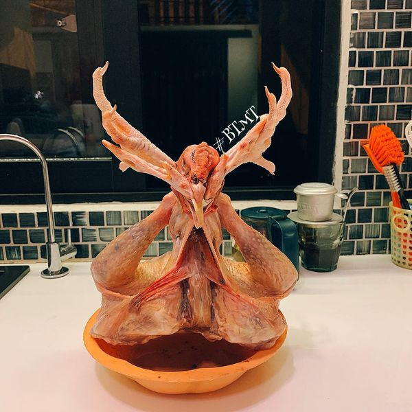 Mới đây, một cô gái chia sẻ thành quả của mình sau khi được mẹ giao nhiệm vụ "Ra chéo chân con gà để mẹ nấu cúng". Dân mạng hết sức thán phục trước cách tạo dáng gà siêu độc lạ của cô gái.