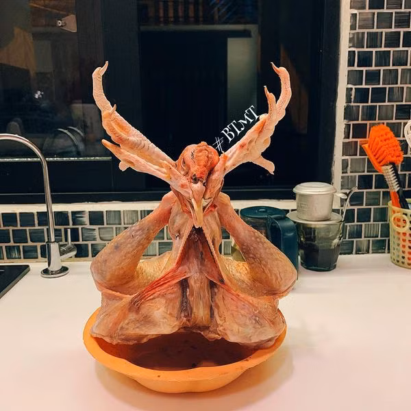 Mới đây, một cô gái chia sẻ thành quả của mình sau khi được mẹ giao nhiệm vụ "Ra chéo chân con gà để mẹ nấu cúng". Dân mạng hết sức thán phục trước cách tạo dáng gà siêu độc lạ của cô gái.