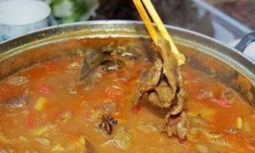 Để nấu món lẩu kinh dị này không hề đơn giản mà đòi hỏi người chế biến phải hết sức kỳ công và tinh tế. Đây là món ăn nổi tiếng của người dân Đài Châu, thuộc đông nam tỉnh Quý Châu.