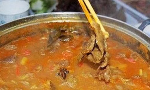 Để nấu món lẩu kinh dị này không hề đơn giản mà đòi hỏi người chế biến phải hết sức kỳ công và tinh tế. Đây là món ăn nổi tiếng của người dân Đài Châu, thuộc đông nam tỉnh Quý Châu.