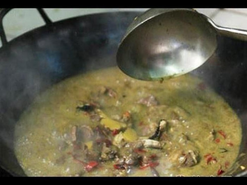 Những người từng thưởng thức món ăn này miêu tả, nước lẩu trước khi đun lên có mùi cỏ thối. Khi ăn, mọi người cho thêm thịt bò và những nguyên liệu khác vào nồi, lúc này hương vị chuyển sang mùi phân bò đặc trưng. Ảnh: IT.