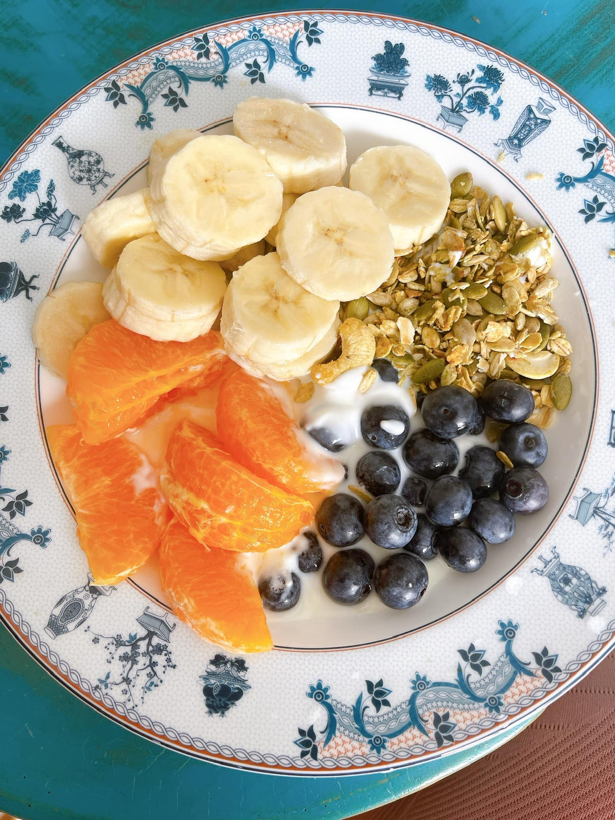 Ngoài tiết lộ thực đơn giảm cân, Kim Duyên còn khoe một vài ảnh về các bữa ăn trong ngày của bản thân.