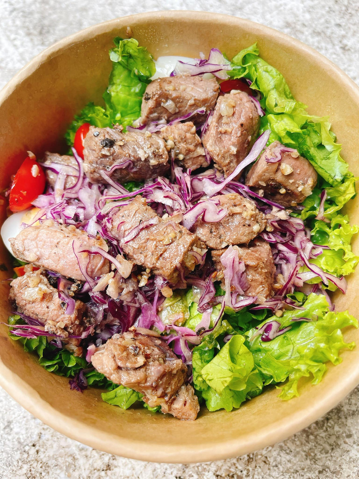 Nàng Á hậu cắt giảm tối đa hàm lượng tinh bột trong thực đơn và tăng cường cung cấp cho cơ thể nhiều protein (thịt bò, ức gà, cá hồi,...), vitamin, nước và các khoáng chất thiết yếu để duy trì đủ năng lượng cho cả ngày. Với những bạn đang tập gym để giảm cân thì nên hạn chế ăn thực phẩm có chất béo, đồ ngọt và nước có ga.