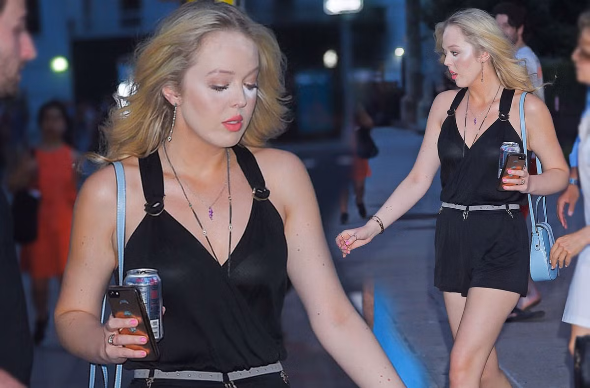 Cô nàng xuống phố với bộ đồ jumpsuit cực ngắn. Ảnh: Internet.