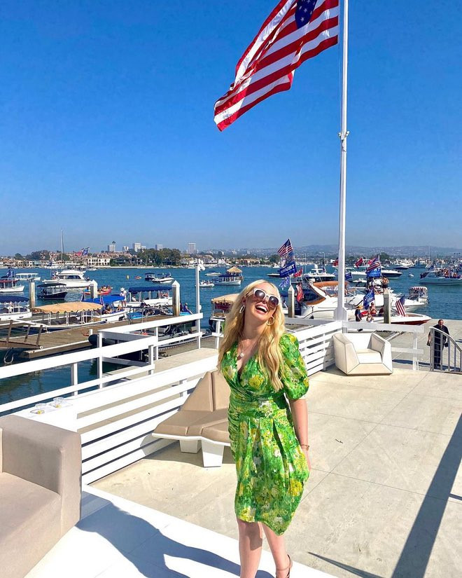 Khi đi du lịch, Tiffany chuộng diện những kiểu váy bèo nhún có họa tiết sặc sỡ, vừa trẻ trung, sành điệu lại thoải mái, dễ vận động.