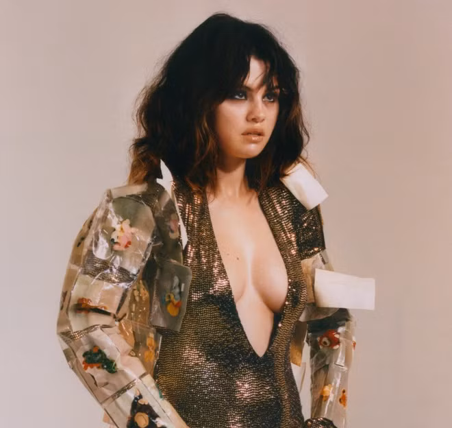 Chiếc đầm xẻ ngực táo bạo của nữ ca sĩ "đốt mắt" người nhìn.