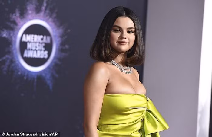 Tại một sự kiện, Selena chọn cho mình một chiếc váy có phần trễ nải thái quá, gần như phô bày vòng 1 bị chèn ép.