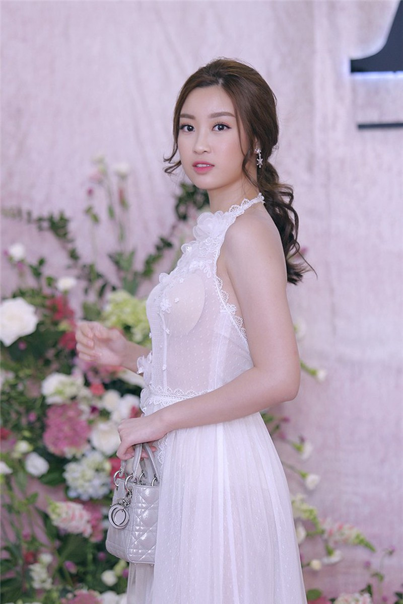 Hoa hậu Đỗ Mỹ Linh từng mất điểm trầm trọng vì diện đồ xuyên thấu mỏng lộ miếng dán ngực khá phản cảm.