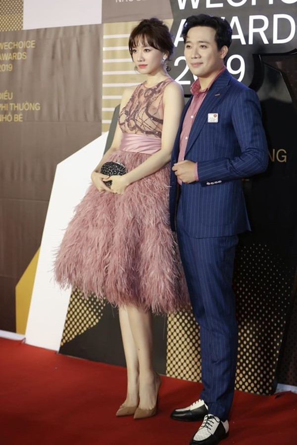 Hari Won mất điểm vì mặc váy xuyên thấu lộ miếng dán ngực dày cộp, gồ ghề khi sánh đôi cùng Trấn Thành trong sự kiện.