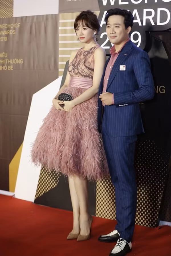 Hari Won mất điểm vì mặc váy xuyên thấu lộ miếng dán ngực dày cộp, gồ ghề khi sánh đôi cùng Trấn Thành trong sự kiện.