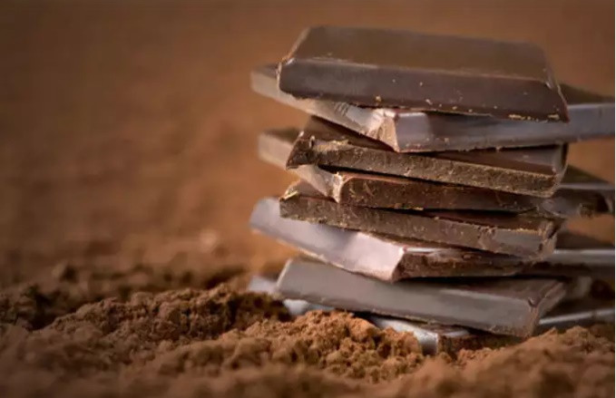 Socola đen: Ăn một miếng socola đen vuông mỗi ngày sẽ giúp giảm chỉ số huyết áp, vì chúng giàu flavonoid - chúng là hợp chất tự nhiên gây giãn nở mạch máu. Hãy chọn socola sẫm màu, có khoảng 50 đến 70% cacao.