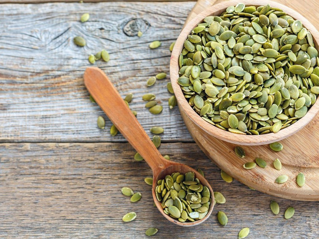 Hạt bí ngô chứa nhiều chất dinh dưỡng giúp kiểm soát huyết áp như magie, kali và arginine. Bạn có thể ăn hạt bí ngô hoặc dầu hạt bí để giảm huyết áp.