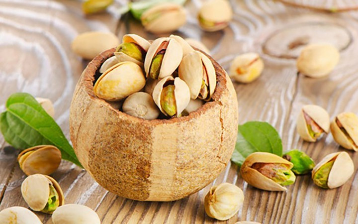 Hạt dẻ cười: Hạt dẻ cười có nhiều chất dinh dưỡng khác nha, trong đó có kali giúp hạ huyết áp. Một báo cáo dựa trên 21 nghiên cứu đã phát hiện ra rằng ăn hạt dẻ cười có tác dụng hạ cả huyết áp tâm thu và huyết áp tâm trương.