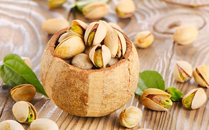 Hạt dẻ cười: Hạt dẻ cười có nhiều chất dinh dưỡng khác nha, trong đó có kali giúp hạ huyết áp. Một báo cáo dựa trên 21 nghiên cứu đã phát hiện ra rằng ăn hạt dẻ cười có tác dụng hạ cả huyết áp tâm thu và huyết áp tâm trương.