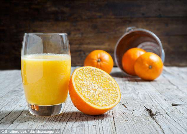 Cam: Loại trái cây siêu giàu vitamin này là một loại thực phẩm tốt khác mà bạn nên thưởng thức, để giảm nguy cơ phát triển huyết áp cao. Chọn một ly nước cam hoặc bóc ăn cả quả để nạp vào cơ thể chất xơ và vitamin C.