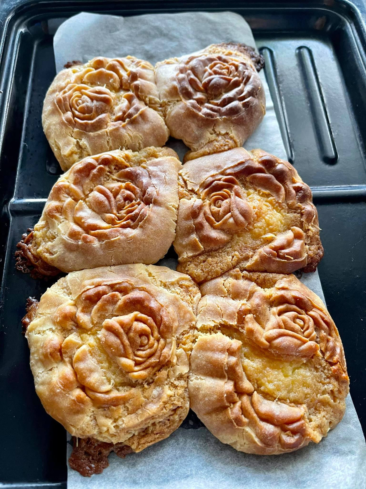 Bên cạnh những mẻ bánh đẹp mắt được chị em khoe khắp mạng xã hội thì cũng có những người dở khóc dở cười với mẻ bánh trung thu phiên bản lỗi.