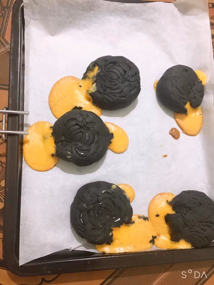 Bánh Trung thu là loại bánh đòi hỏi sự tỉ mỉ từ khâu chọn nguyên liệu cho đến kỹ thuật thực hiện. Vì thế, chỉ một chút sơ suất, người làm bánh hoàn toàn có thể phải nhận những mẻ bánh không như ý.